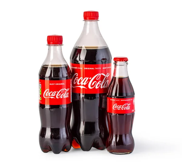 Chisinau Moldavië April 2020 Flessen Blik Coca Cola Witte Achtergrond — Stockfoto