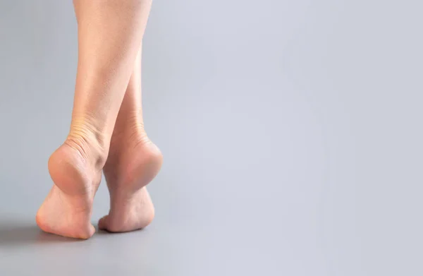 Feminino Descalço Pés Luz Cinza Fundo — Fotografia de Stock