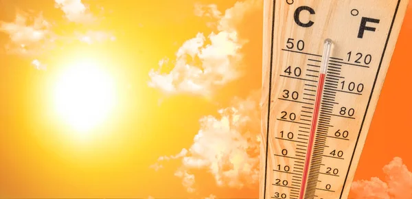 Hitze Thermometer Zeigt Die Temperatur Heiß Himmel Sommer — Stockfoto