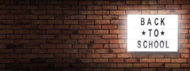 Okul antetli metne geri dön - kırmızı tuğlalar üzerinde kopya alanı olan arkaplan