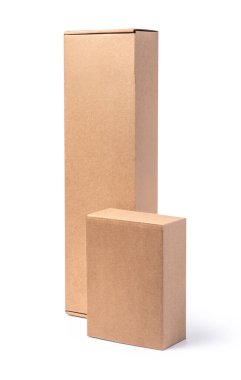 Bir yığın karton kutuyu kırpma yolu olan beyaz bir arkaplanda kapatma