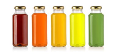 Beyaz arka planda izole edilmiş meyve suyu şişeleri