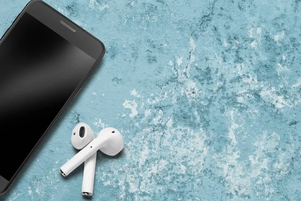 White Wireless Bluetooth Earphones Headphones Smartphone Blue Grunge Texture Close — Stock Photo, Image