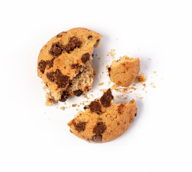 Beyaz arkaplanda izole edilmiş çikolatalı kurabiye