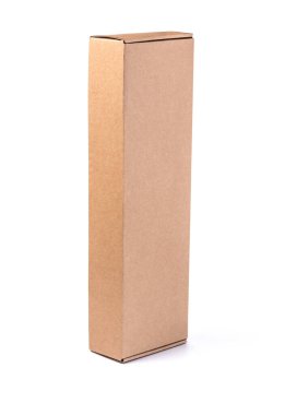 Bir yığın karton kutuyu kırpma yolu olan beyaz bir arkaplanda kapatma