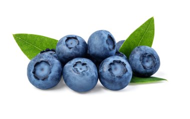 Yaban mersini yığını. Kırpma yolu olan beyaza izole edilmiş.