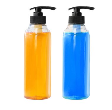 Turuncu ve mavi sıvı sabun içeren iki plastik şişe şeffaf bir arka planda izole edilir.
