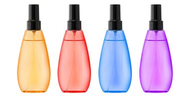 Şeffaf arka planda izole edilmiş dört renkli kozmetik sprey şişesi güzellik ve sağlık ürünleri sergilemek için mükemmel.