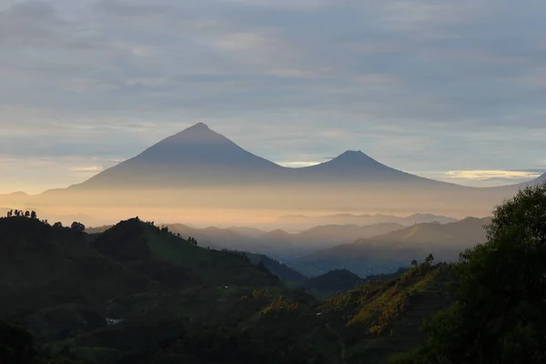 Sisin Içinde Gizlenmiş Volkanlar — Stok fotoğraf