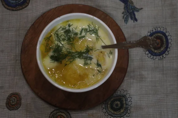テーブルの上のスープのボウル — ストック写真