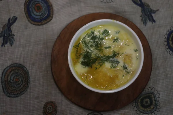 テーブルの上のスープのボウル — ストック写真