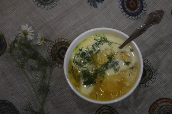 Un tazón de sopa en una mesa — Foto de Stock