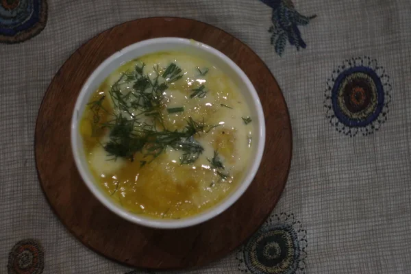 Un tazón de sopa en una mesa — Foto de Stock