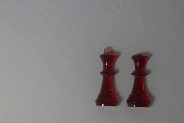 Peças de xadrez rubi em fundo branco — Fotografia de Stock
