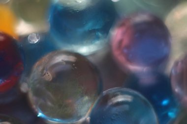 Mavi arka planı olan bir bardak.