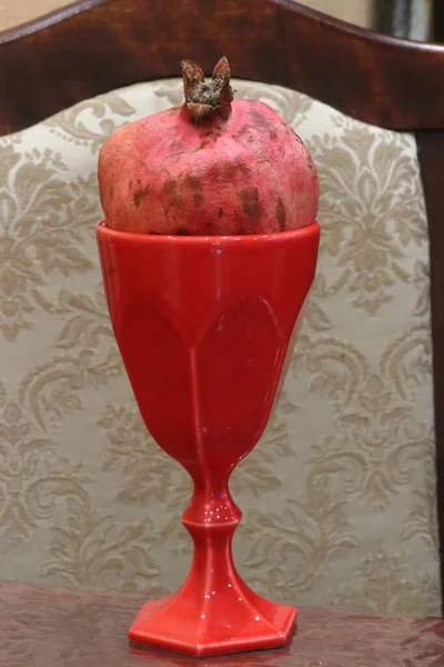 Granat w czerwonej szklance — Zdjęcie stockowe