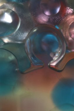 Mavi bir masanın yakın çekimi.