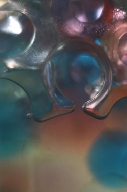 Mavi bir masanın yakın çekimi.