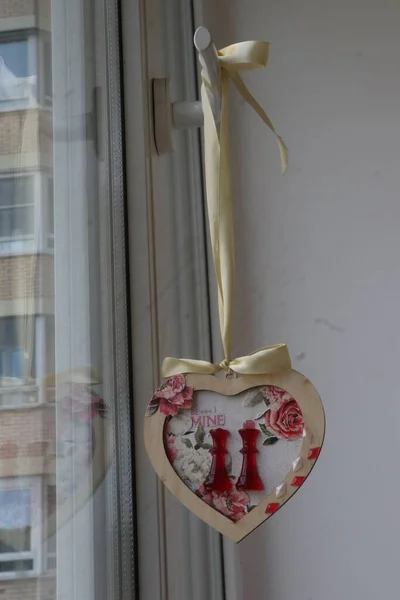 Colgante de corazón con dos figuras dentro de regalo de boda de rubí — Foto de Stock