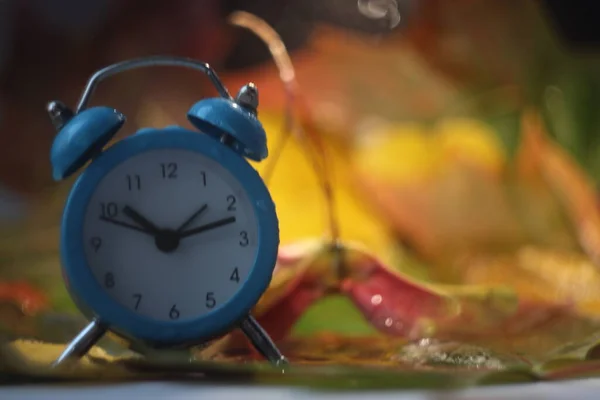 Un primer plano de un reloj —  Fotos de Stock