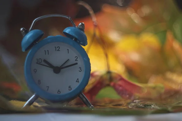 Un primer plano de un reloj — Foto de Stock