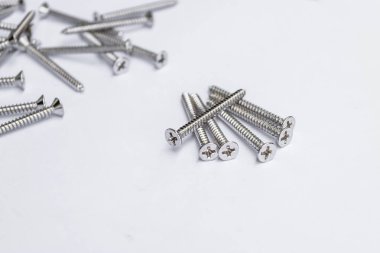 beyaz arkaplanda izole edilmiş vida