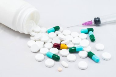 İlaçlar. Hap ve kapsül beyaz arka plan üzerinde