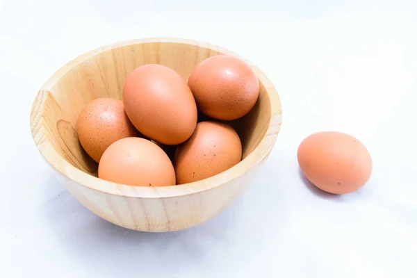 Eieren Houten Kom Geïsoleerd Witte Achtergrond — Stockfoto