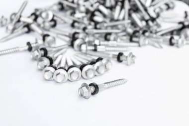 beyaz arkaplanda izole edilmiş vida