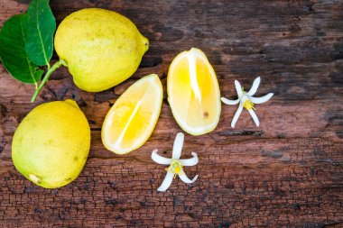 Eski bir ahşap zemin üzerine taze limon