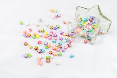 izole üzerinde beyaz arka plan kağıt yıldız cam kavanoz.