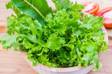 Ahşap masa üzerinde taze sebze salatası