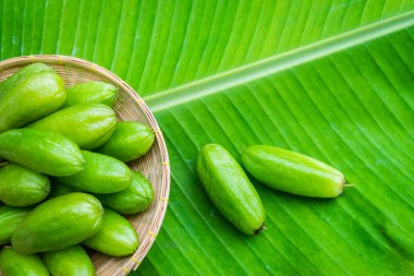 Averrhoa bilimbi meyve muz yaprak zemin üzerine