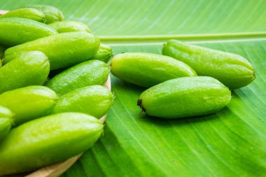 Averrhoa bilimbi meyve muz yaprak zemin üzerine