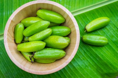 Averrhoa bilimbi meyve muz yaprak zemin üzerine