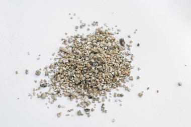 Beyaz arka plan üzerinde izole vermikülit.