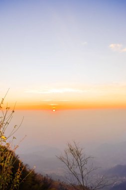 Dağlarda gün doğumu