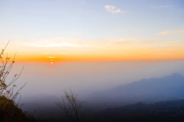 Lever Soleil Dans Paysage Montagneux — Photo