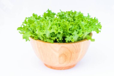 Sebze kasesi beyaz arka planda izole edilmiş.