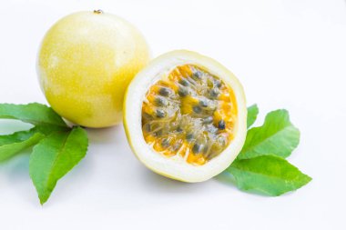 Tutku meyvesi beyaz arkaplanda izole