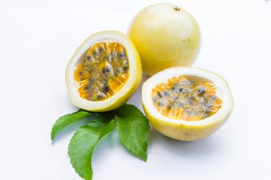 Tutku meyvesi beyaz arkaplanda izole