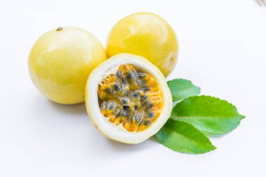 Tutku meyvesi beyaz arkaplanda izole