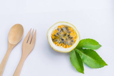 Tutku meyvesi beyaz arkaplanda izole