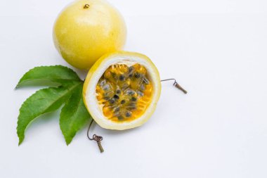 Tutku meyvesi beyaz arkaplanda izole