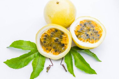 Tutku meyvesi beyaz arkaplanda izole