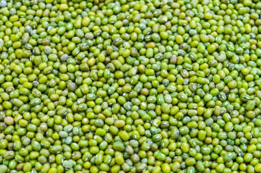 Organik mung fasulye tahta kaşıkla woodden tablo arka planı