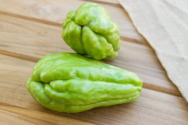 Ahşap masa üzerinde taze Chayote meyve