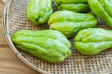 Ahşap masa üzerinde taze Chayote meyve