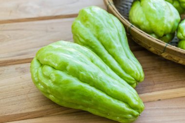 Ahşap masa üzerinde taze Chayote meyve
