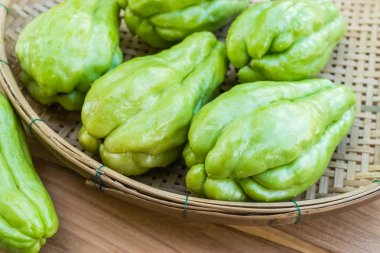 Ahşap masa üzerinde taze Chayote meyve